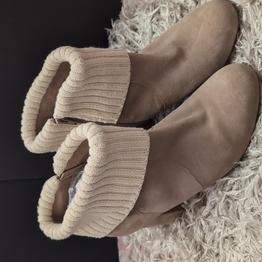 Torrid tan/beige suede ankle boots w/ cream colored sweater knit trim size 9 1/2